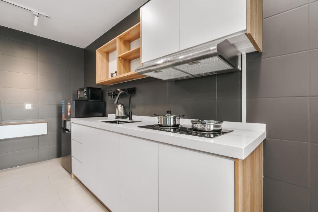 Nowhere 2Br & 2Bath Apartment With Balcony @ Reizz Residences Kuala Lumpur Bagian luar foto